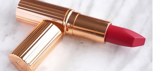 REVIEW SON CHARLOTTE TILBURY HEL’S BELLS HOT LIPS MÀU TÍM ĐẬM