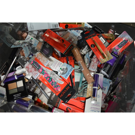 Revlon Assorted New Overstock Cosmetic & Accessory Lots 250 units