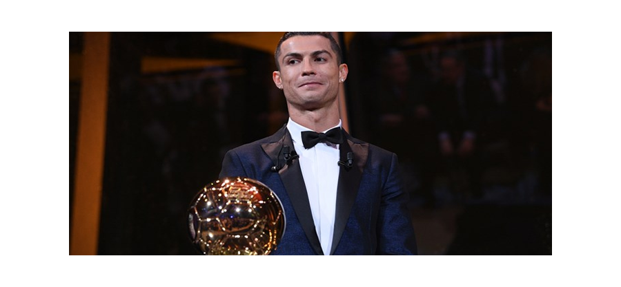 BÓC MÁC TRANG PHỤC CỦA CRISTIANO RONALDO TẠI LỄ TRAO GIẢI QUẢ BÓNG VÀNG 2017